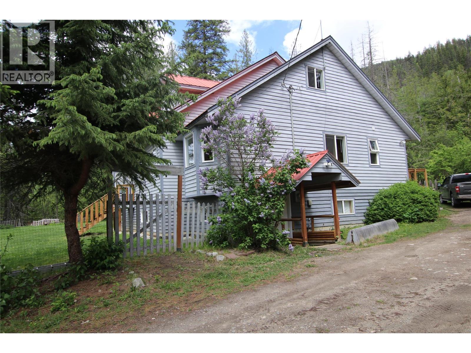 561 Willow Street, Fauquier, British Columbia  V0G 1J0 - Photo 37 - 10387442