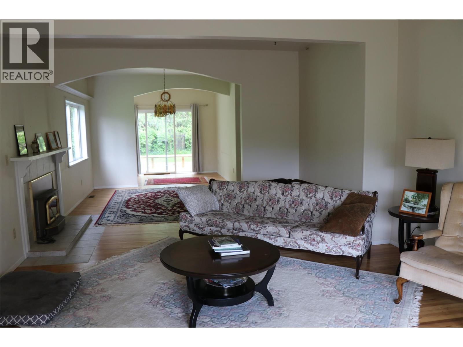561 Willow Street, Fauquier, British Columbia  V0G 1J0 - Photo 4 - 10387442