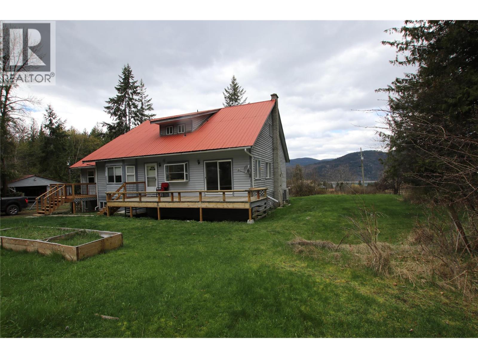 561 Willow Street, Fauquier, British Columbia  V0G 1J0 - Photo 3 - 10387442