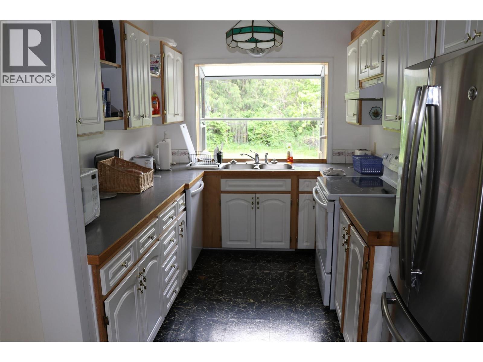 561 Willow Street, Fauquier, British Columbia  V0G 1J0 - Photo 14 - 10387442