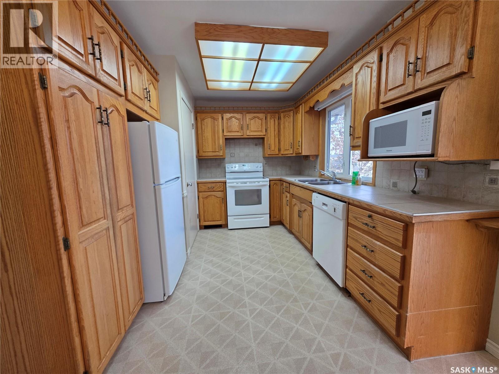 1446 Taylor Drive, Swift Current, Saskatchewan  S9H 1M9 - Photo 2 - SK036191