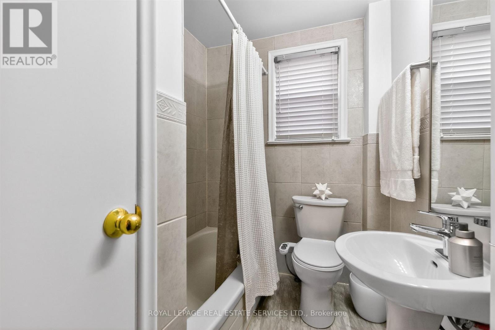 25 Lorindale Avenue, Toronto, Ontario  M5M 3C3 - Photo 13 - C13136782