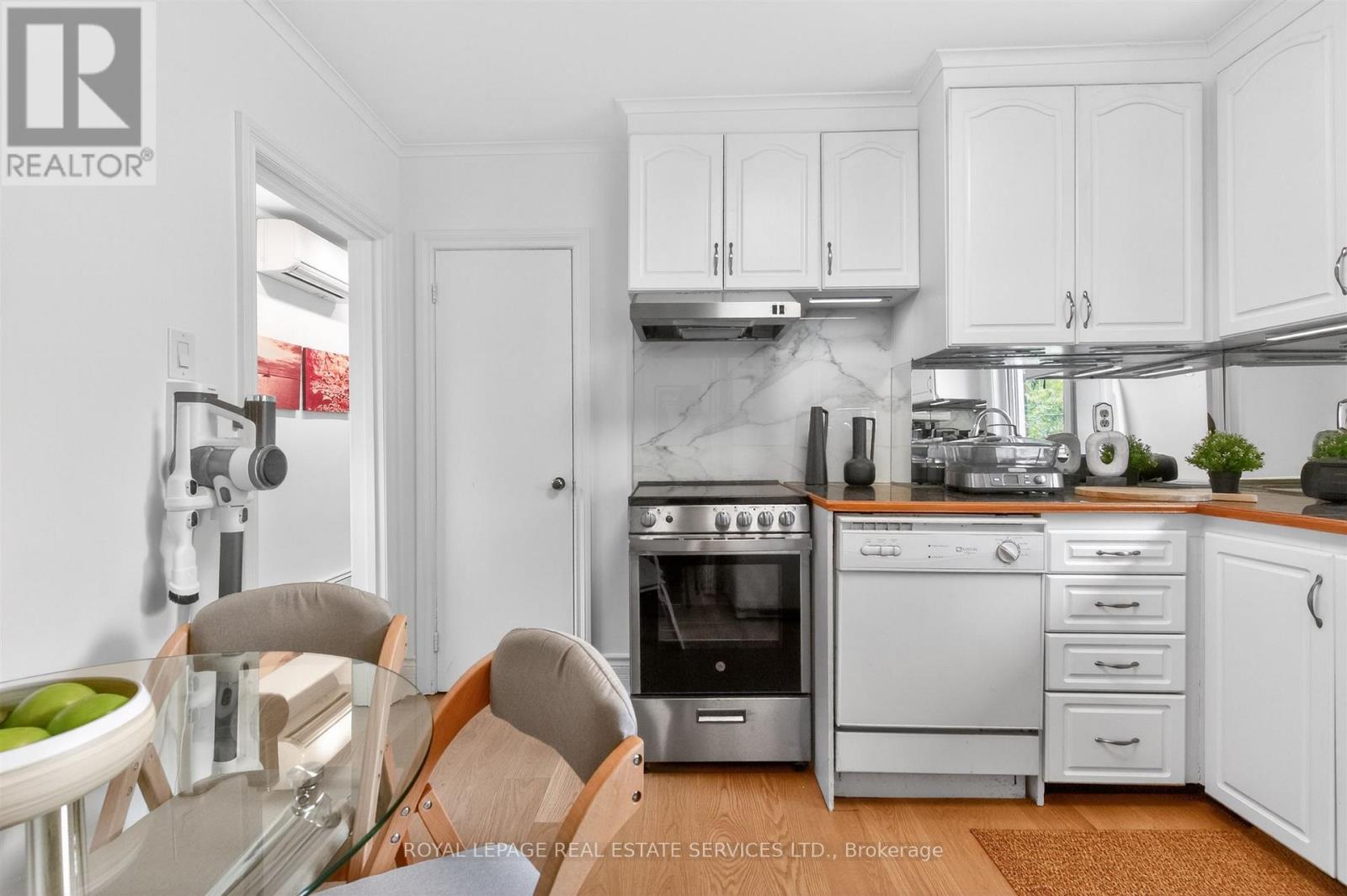 25 Lorindale Avenue, Toronto, Ontario  M5M 3C3 - Photo 18 - C13136782