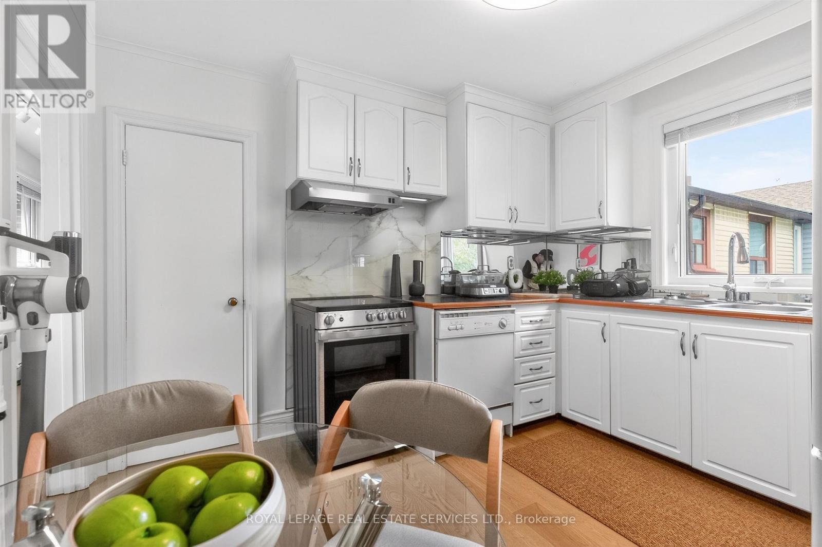 25 Lorindale Avenue, Toronto, Ontario  M5M 3C3 - Photo 17 - C13136782
