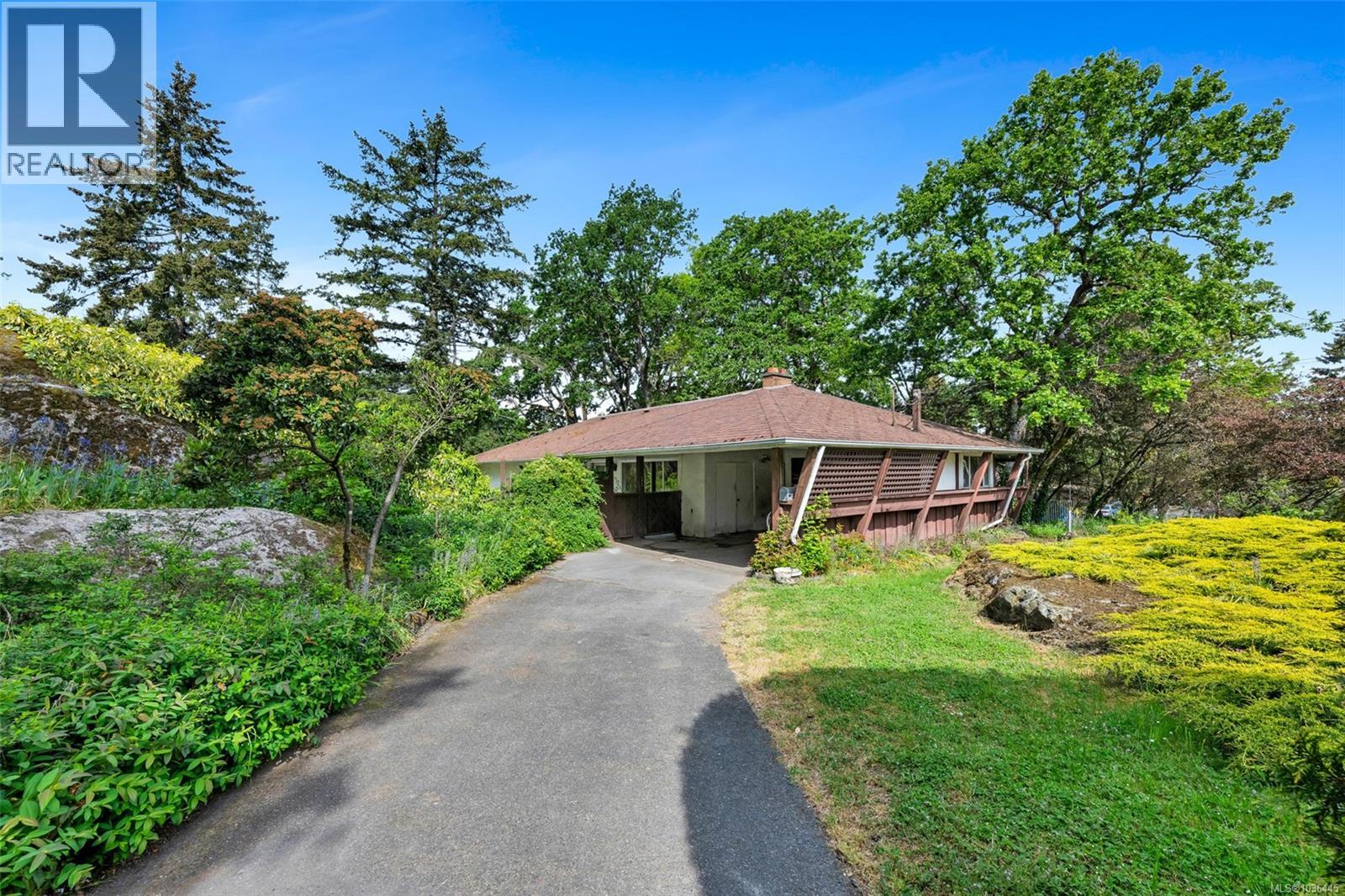 3564 James Hts, Saanich, British Columbia  V8P 3R5 - Photo 1 - 1036445