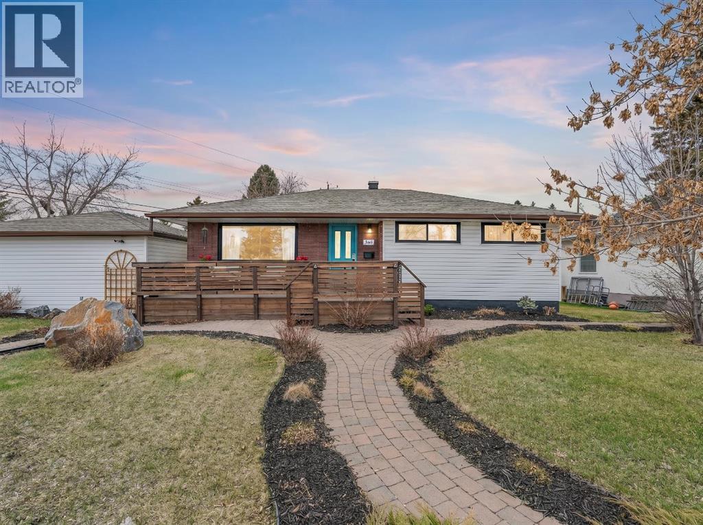 223 45 Street SW, Calgary, Alberta  T3C 2B4 - Photo 2 - A2304620