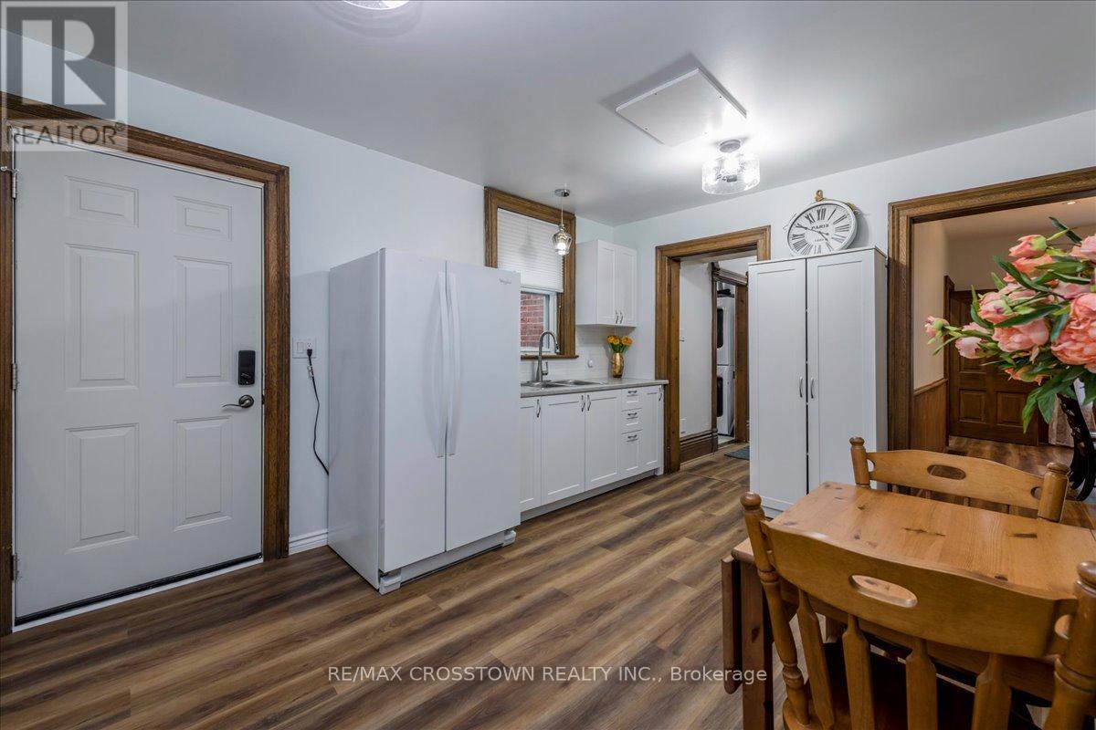 49 Park Street, Barrie (Queen's Park), Ontario  L4N 1H7 - Photo 13 - S13137560