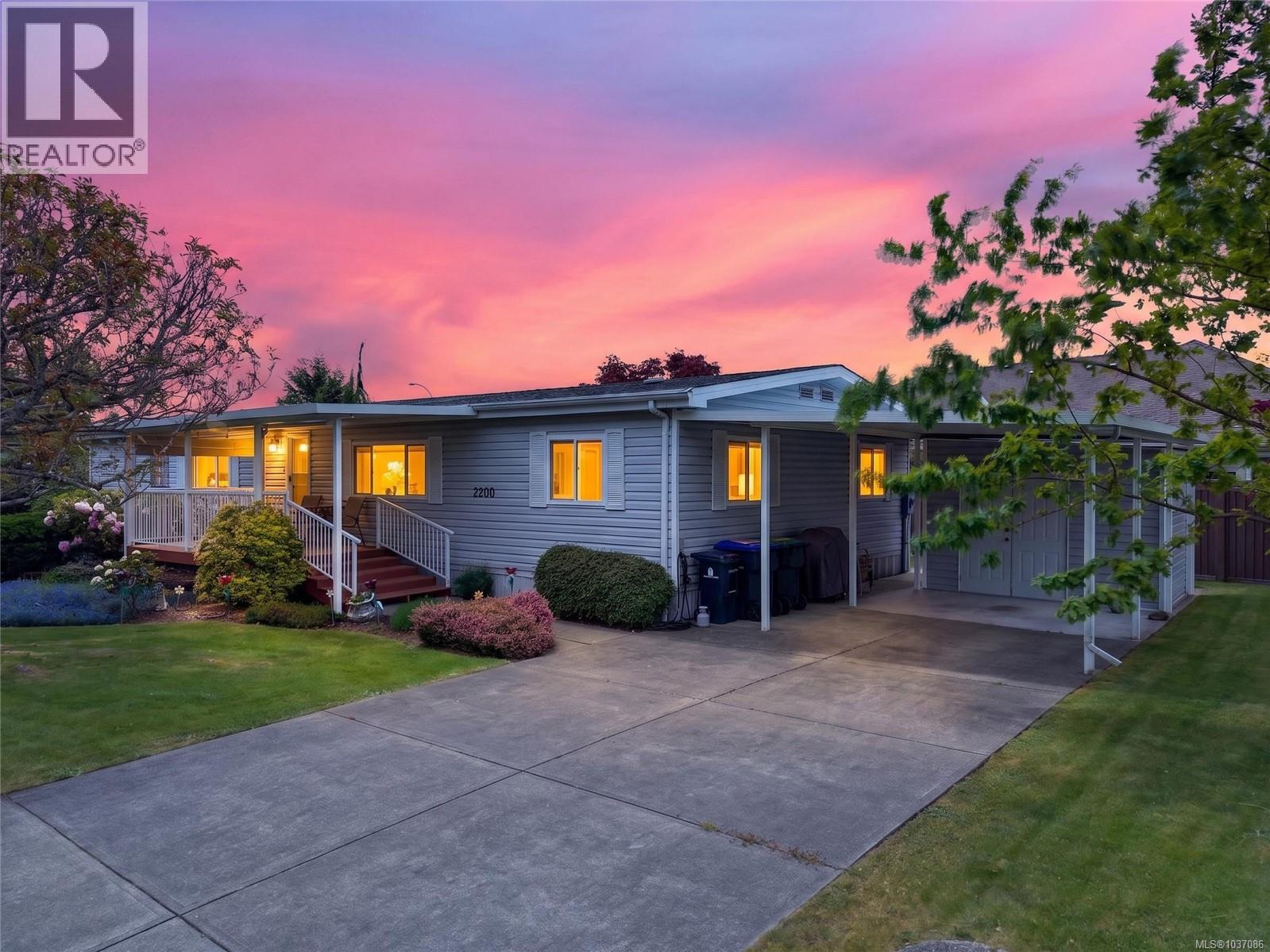 2200 Stadacona Dr, Comox, British Columbia  V9M 3P9 - Photo 2 - 1037086