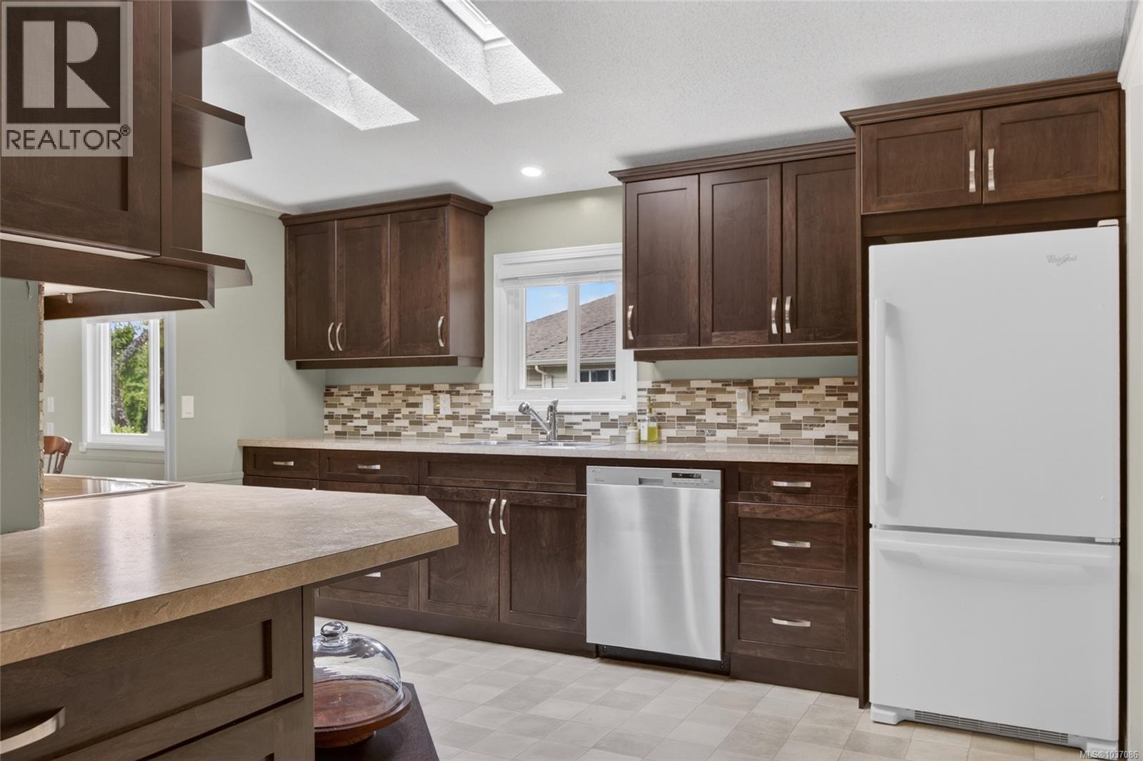 2200 Stadacona Dr, Comox, British Columbia  V9M 3P9 - Photo 4 - 1037086