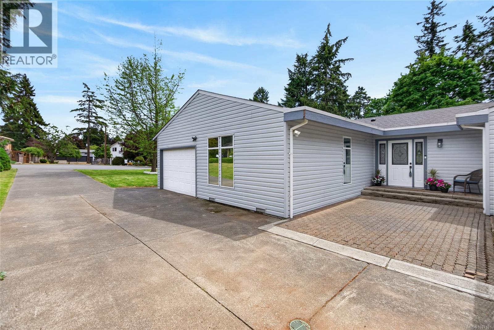 375 Georgia Crt, Comox, British Columbia  V9M 2W2 - Photo 2 - 1037131