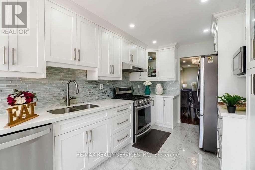 50 Oakmeadow Drive, Brampton, Ontario  L7A 2M1 - Photo 11 - W13137690