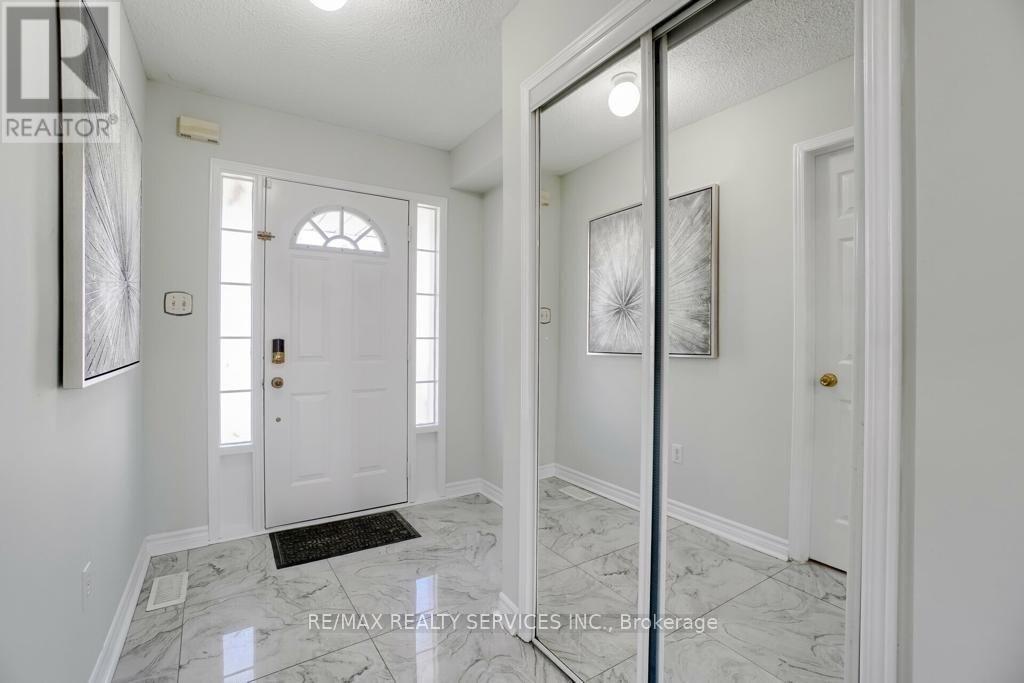 50 Oakmeadow Drive, Brampton, Ontario  L7A 2M1 - Photo 4 - W13137690