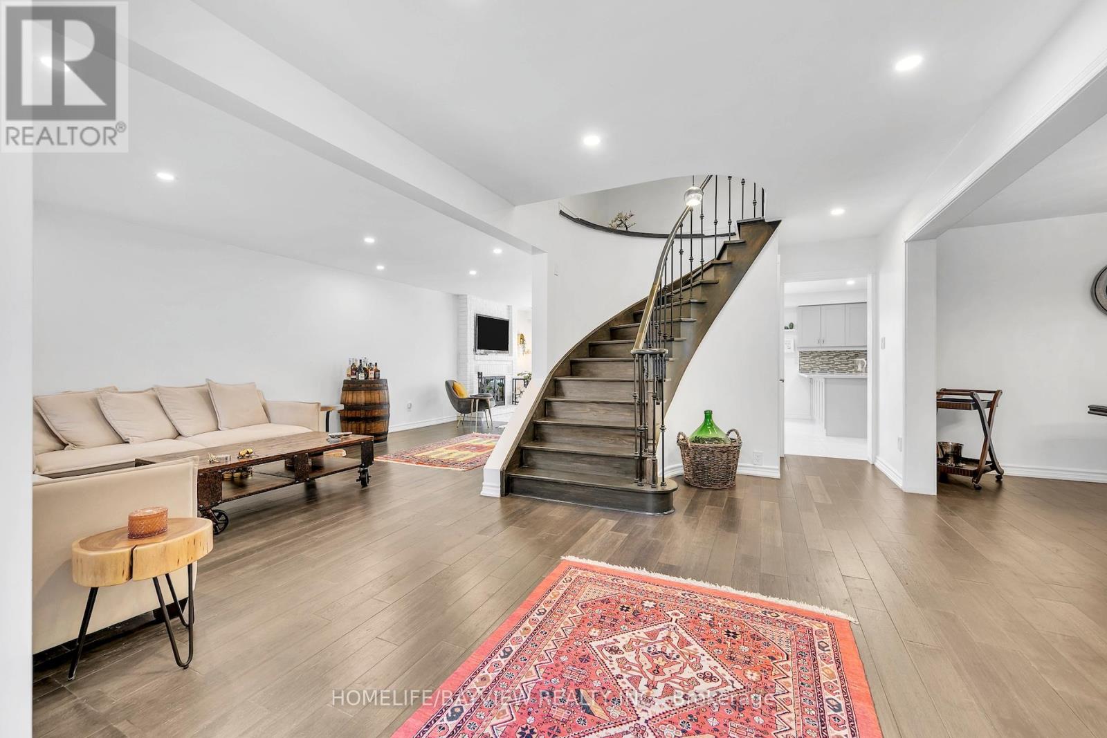 8 Sala Drive, Richmond Hill, Ontario  L4C 8C2 - Photo 4 - N13137706