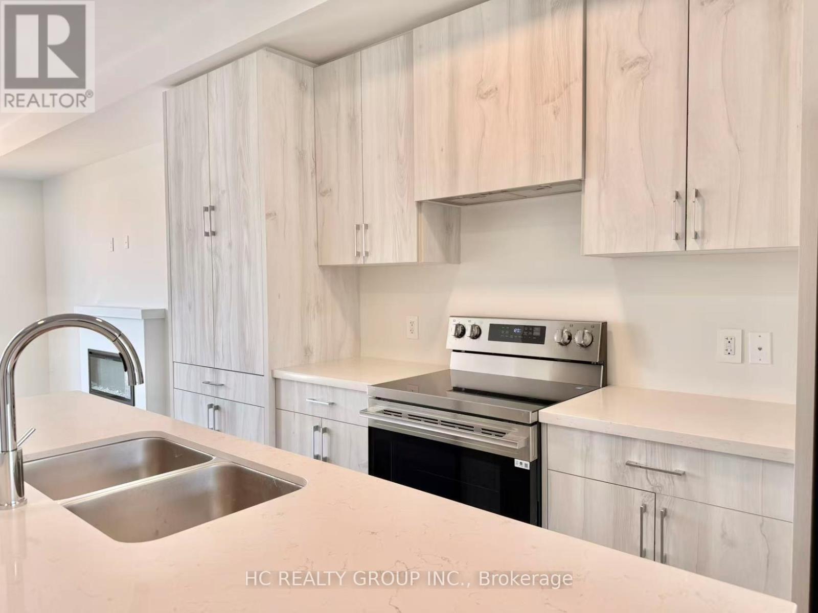 19 Helmkay Avenue, Richmond Hill, Ontario  L4E 3R4 - Photo 4 - N13137806