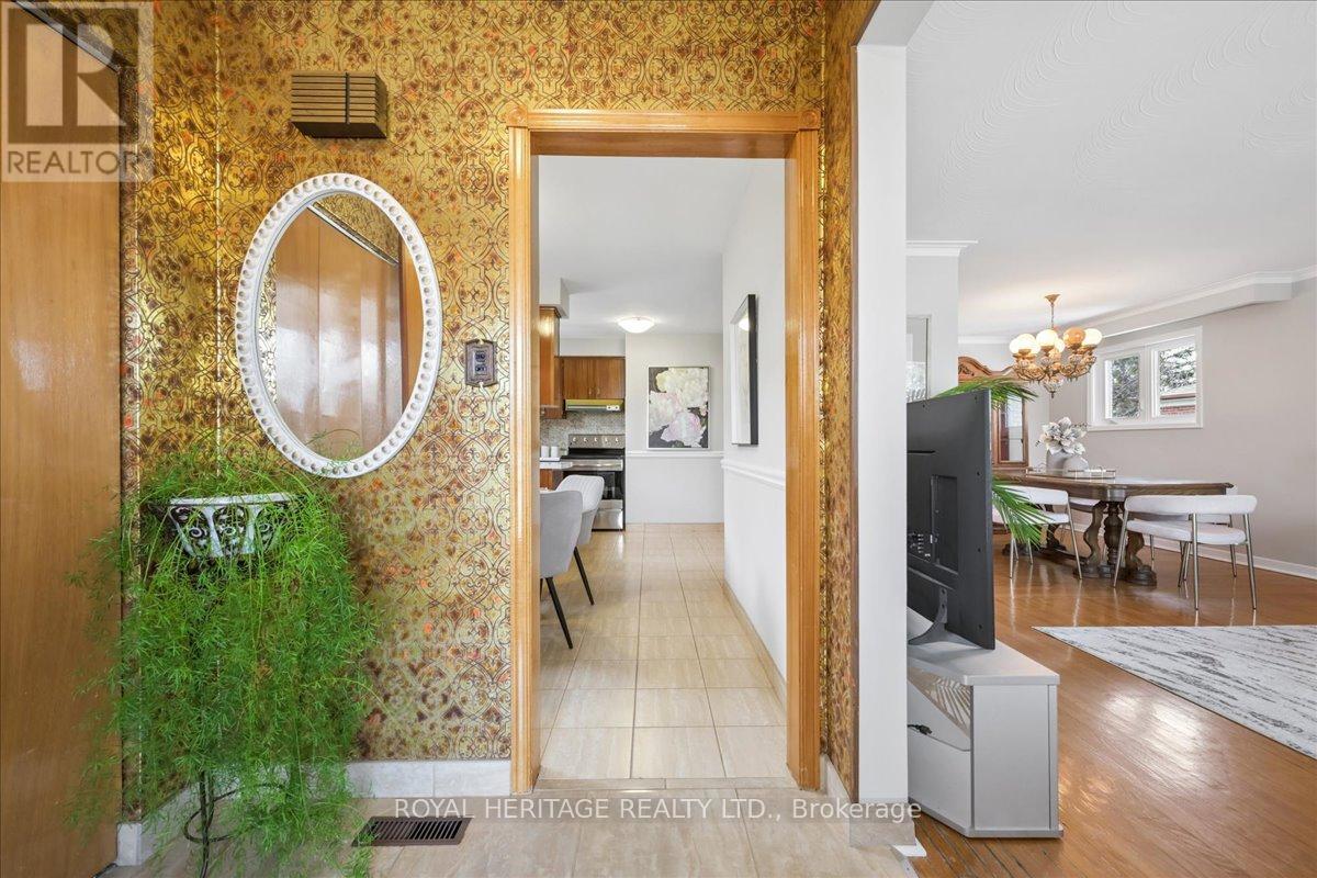 297 Driftwood Avenue, Toronto, Ontario  M3N 2N6 - Photo 4 - W13137788
