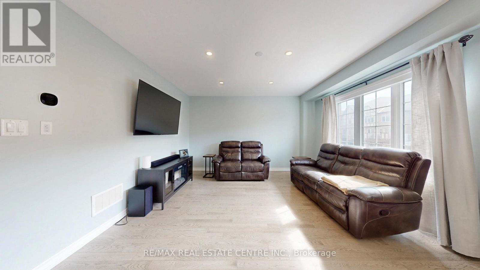 32 Bluegill Crescent, Whitby, Ontario  L1P 0E4 - Photo 7 - E13137800
