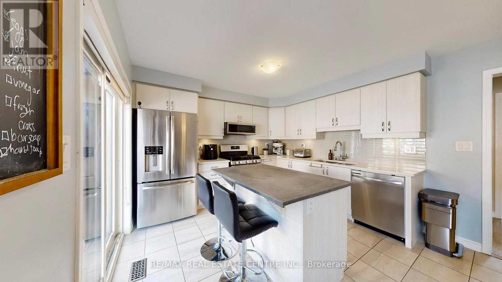 32 Bluegill Crescent, Whitby, Ontario  L1P 0E4 - Photo 9 - E13137800