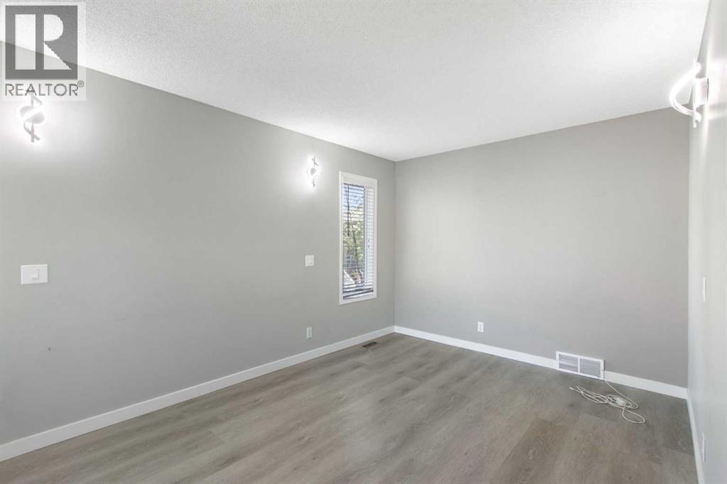 40 Mt Assiniboine Circle SE, Calgary, Alberta  T2Z 2N8 - Photo 5 - A2310951