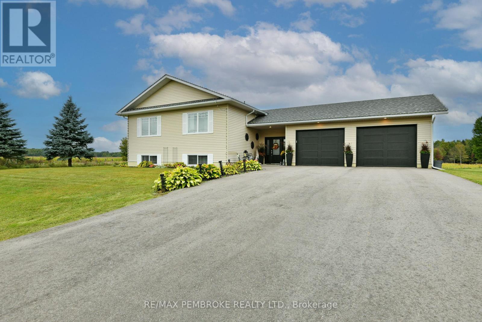 35 VERA CRESCENT, Whitewater Region, Ontario