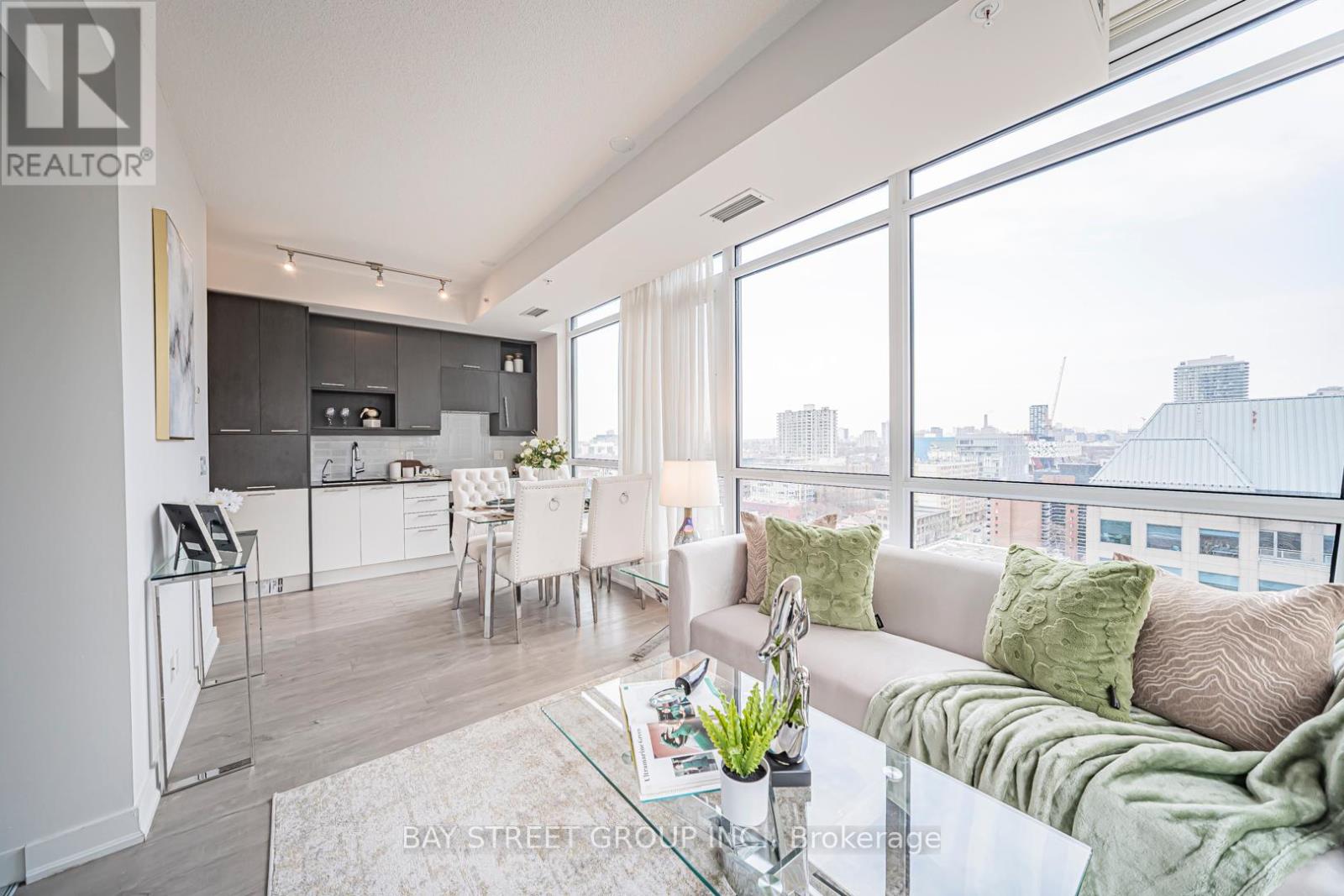 1502 - 30 Nelson Street, Toronto, Ontario  M5V 0H5 - Photo 2 - C13137916