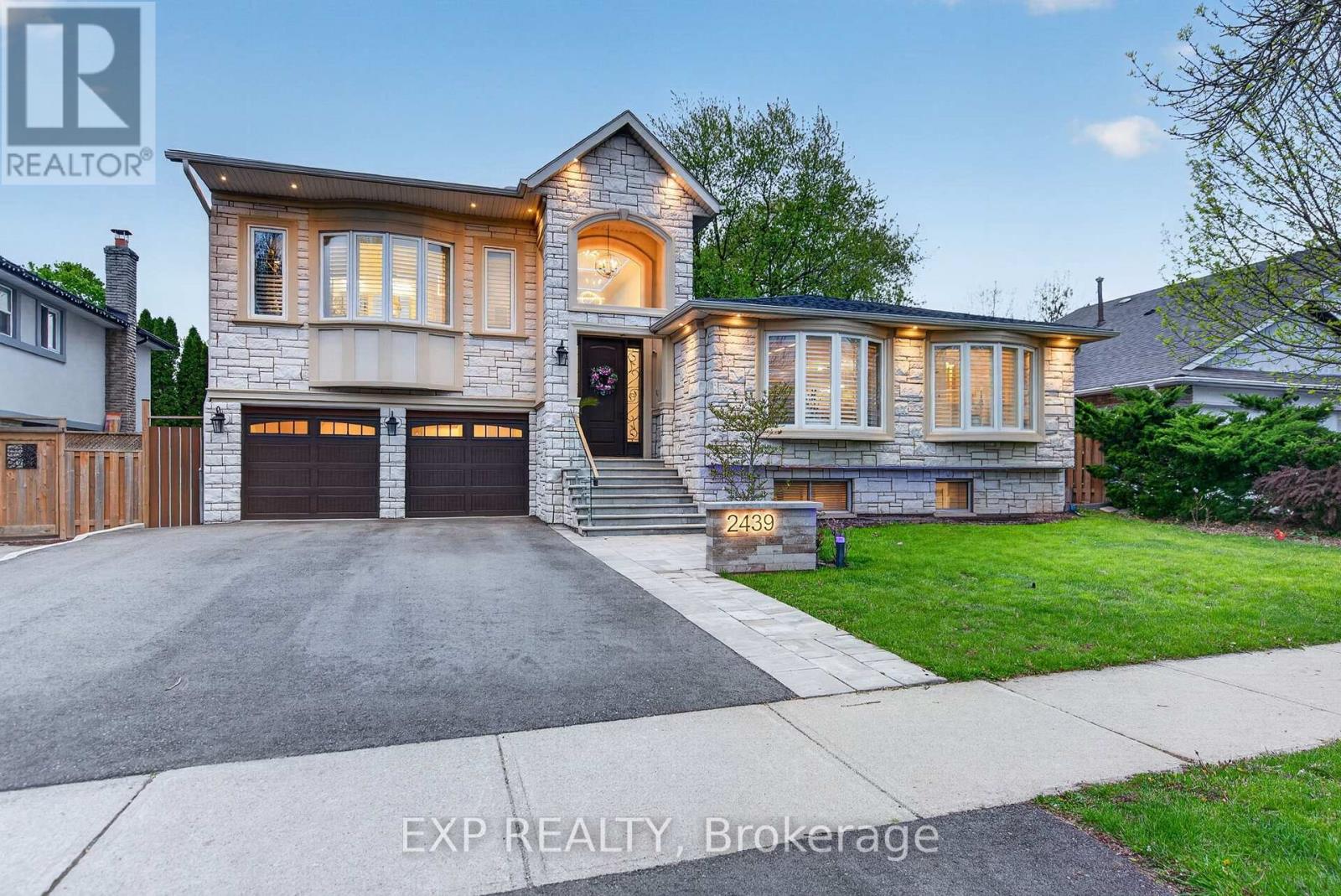 2439 Bridge Road, Oakville, Ontario  L6L 2G9 - Photo 3 - W13137924