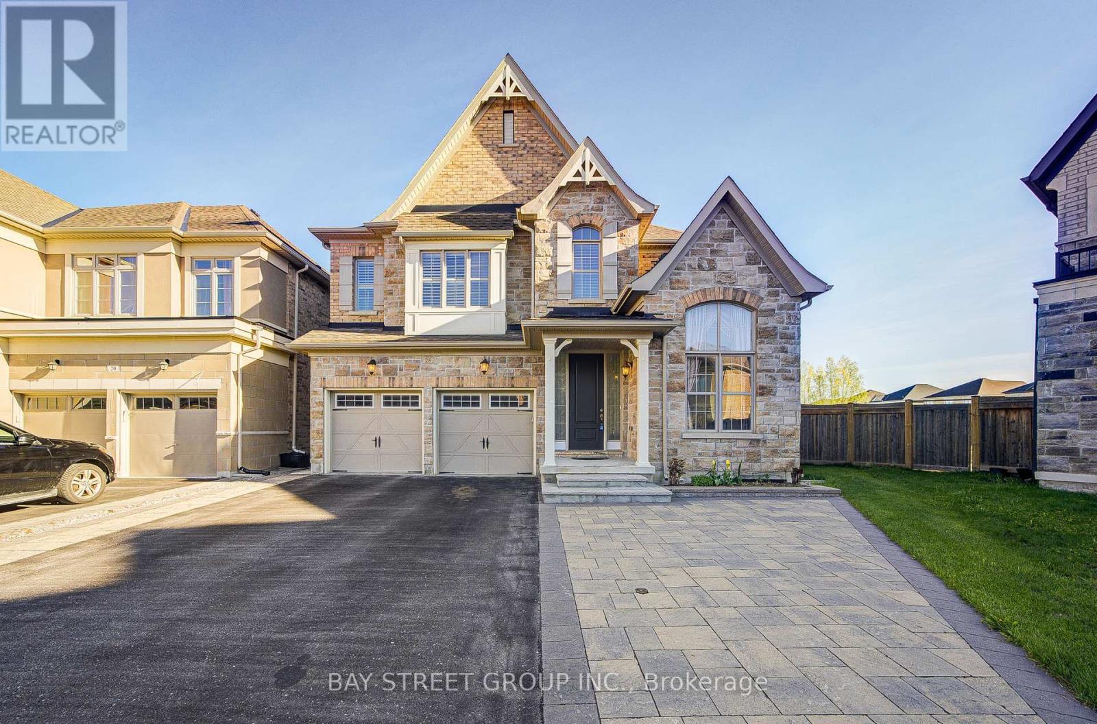 28 BOLAND COURT, Aurora, Ontario
