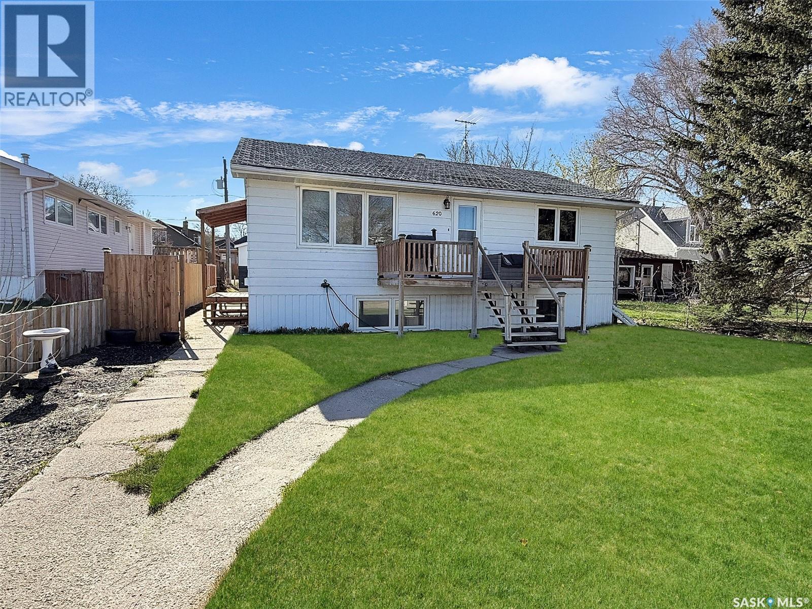 620 8th Avenue Ne, Swift Current, Saskatchewan  S9H 2R3 - Photo 1 - SK036171