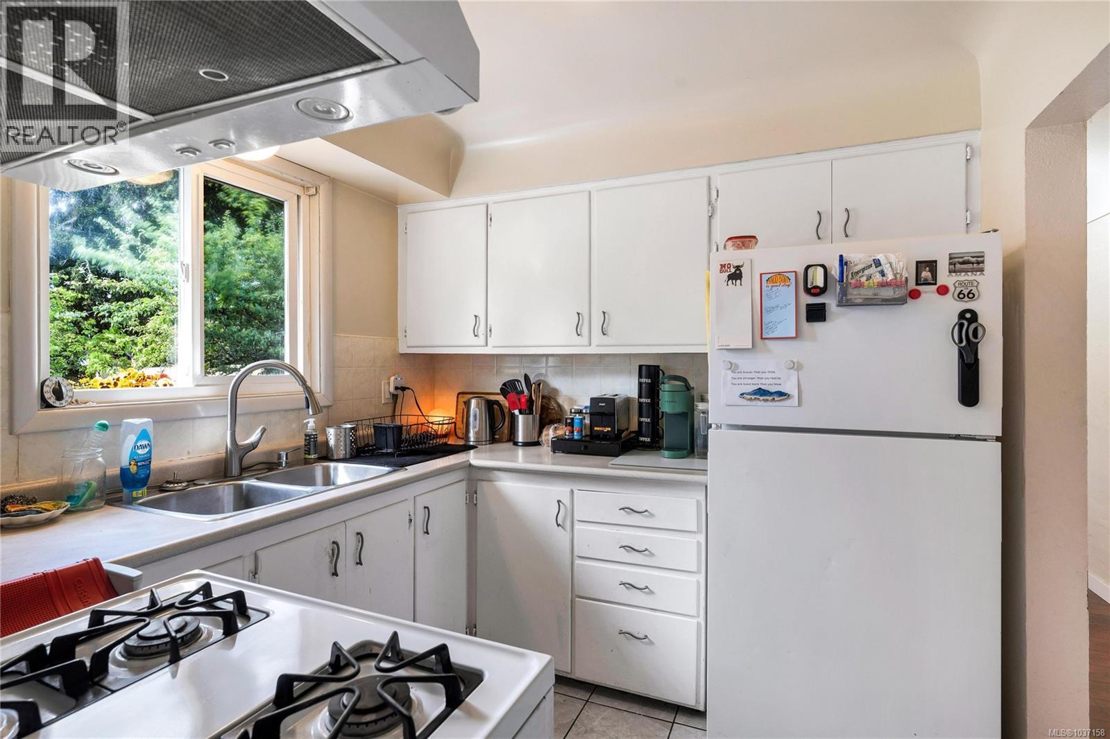 565 Baker St, Saanich, British Columbia  V8Z 2H6 - Photo 14 - 1037158