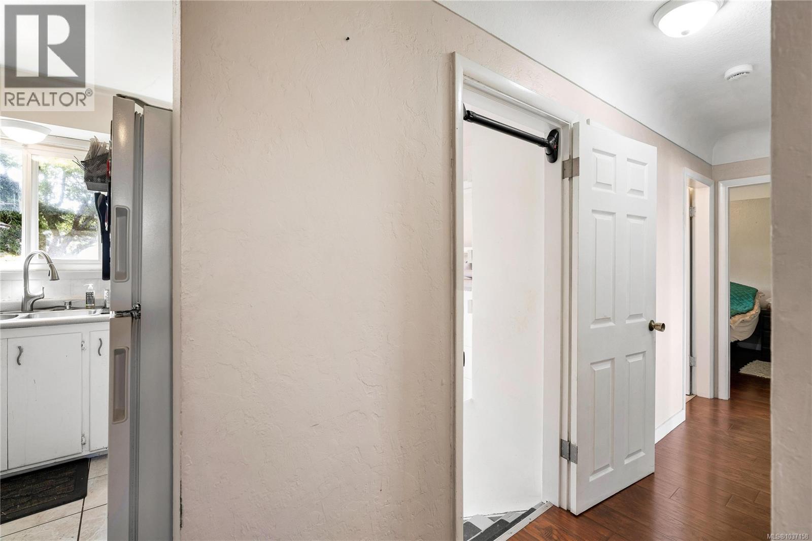 565 Baker St, Saanich, British Columbia  V8Z 2H6 - Photo 15 - 1037158