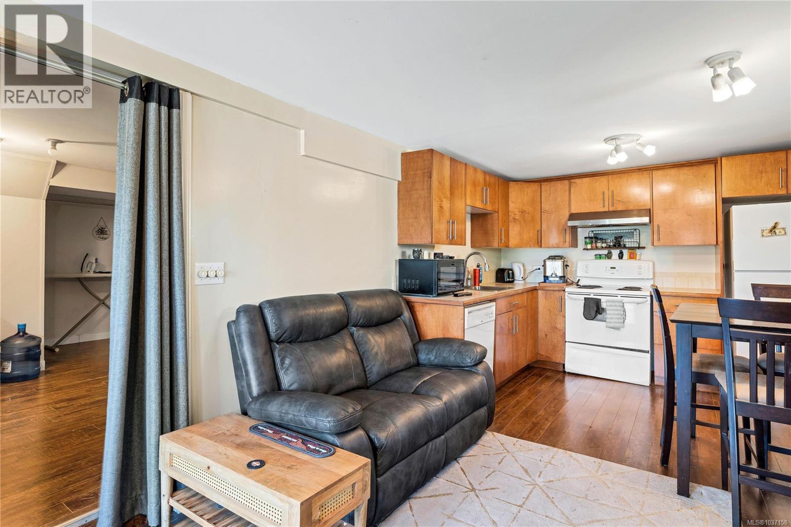 565 Baker St, Saanich, British Columbia  V8Z 2H6 - Photo 25 - 1037158