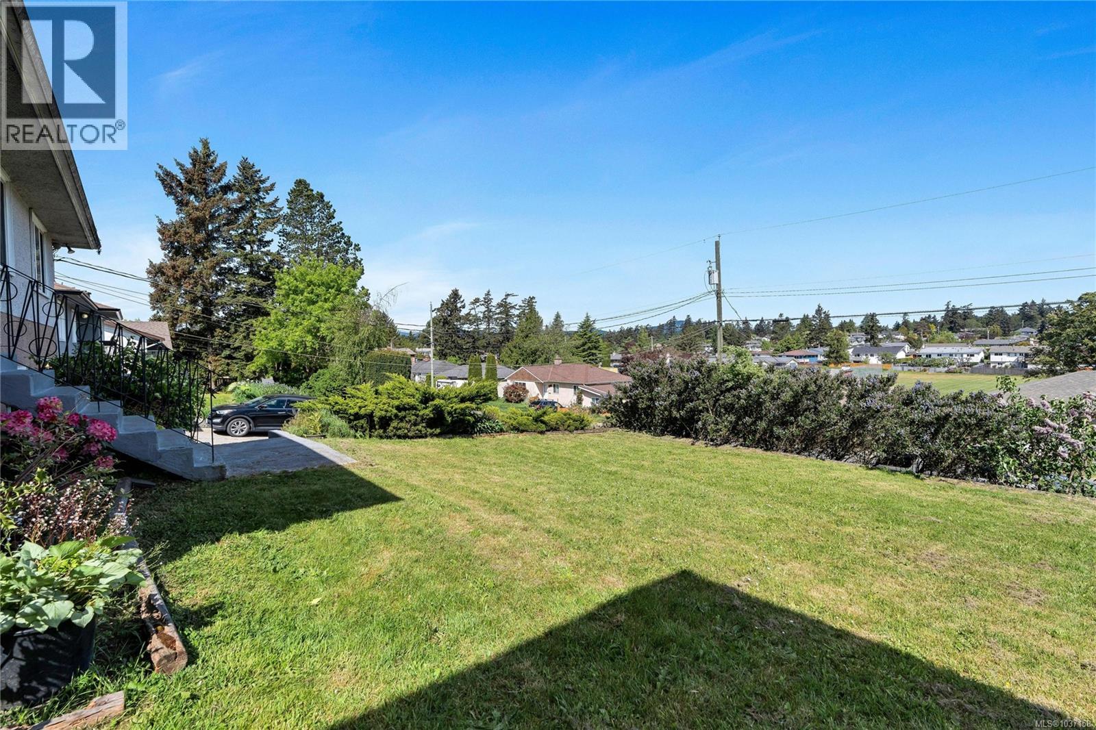 565 Baker St, Saanich, British Columbia  V8Z 2H6 - Photo 3 - 1037158