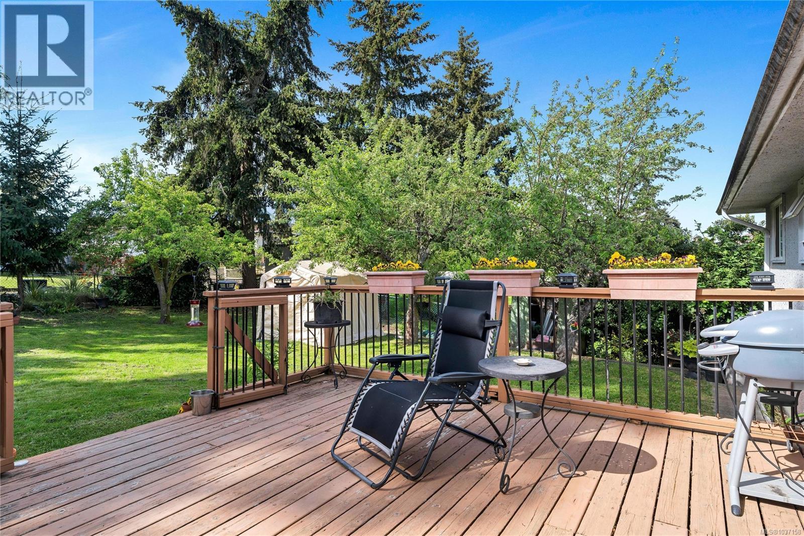 565 Baker St, Saanich, British Columbia  V8Z 2H6 - Photo 35 - 1037158