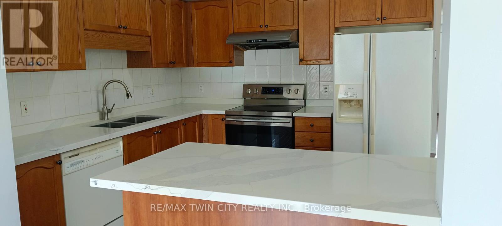 520 Chablis Drive, Waterloo, Ontario  N2T 2X9 - Photo 9 - X12627206