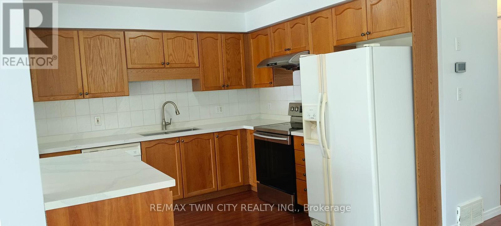 520 Chablis Drive, Waterloo, Ontario  N2T 2X9 - Photo 8 - X12627206