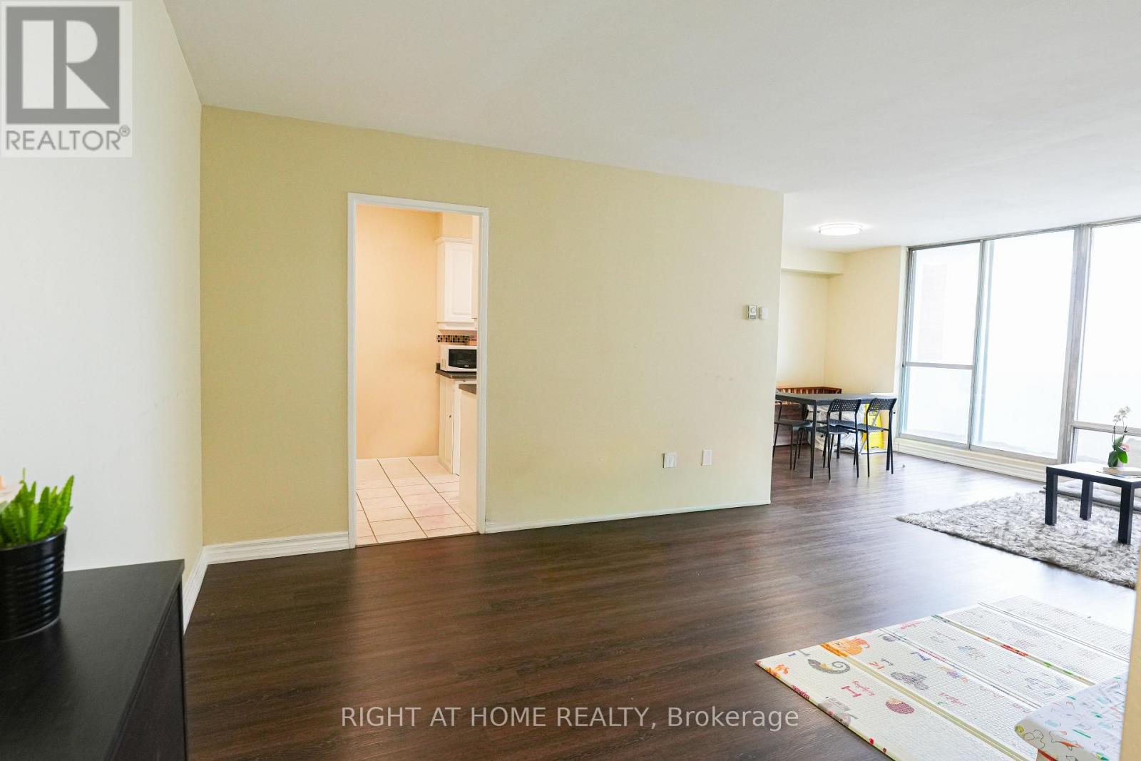 2203 - 1 Massey Square, Toronto, Ontario  M4C 5L4 - Photo 2 - E13138006