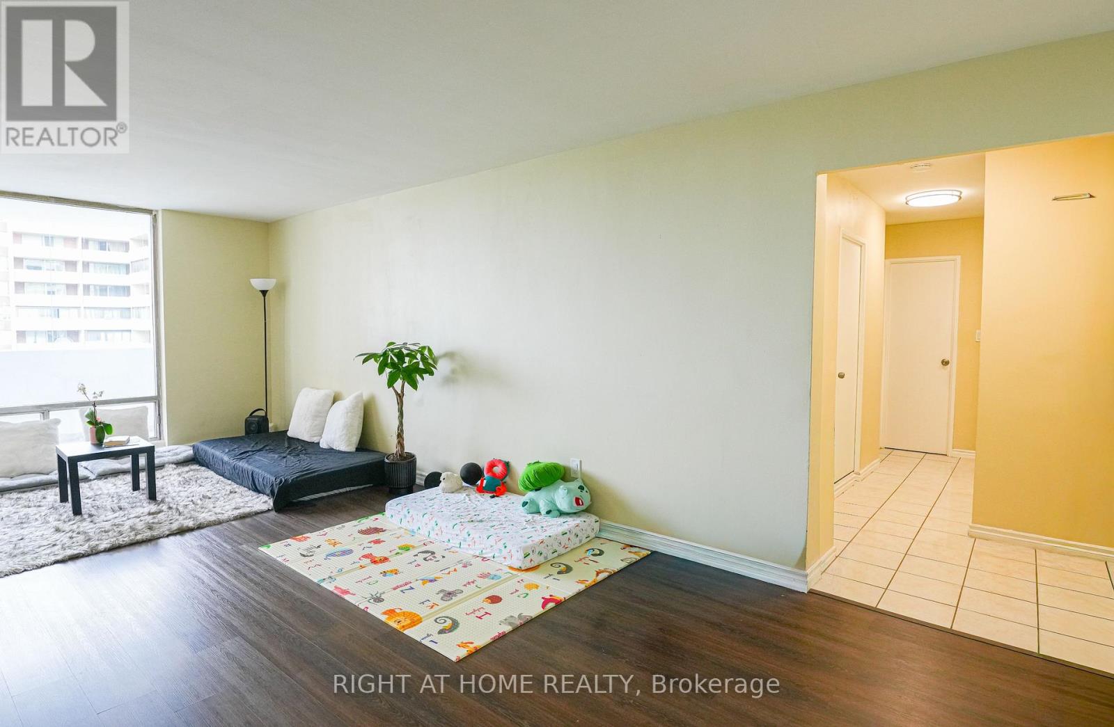 2203 - 1 Massey Square, Toronto, Ontario  M4C 5L4 - Photo 3 - E13138006