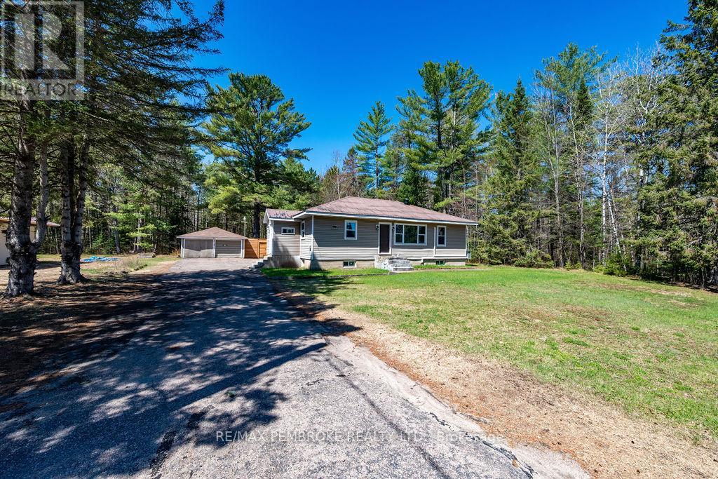 32323 17 Highway, Laurentian Hills, Ontario  K0J 1P0 - Photo 1 - X13138112