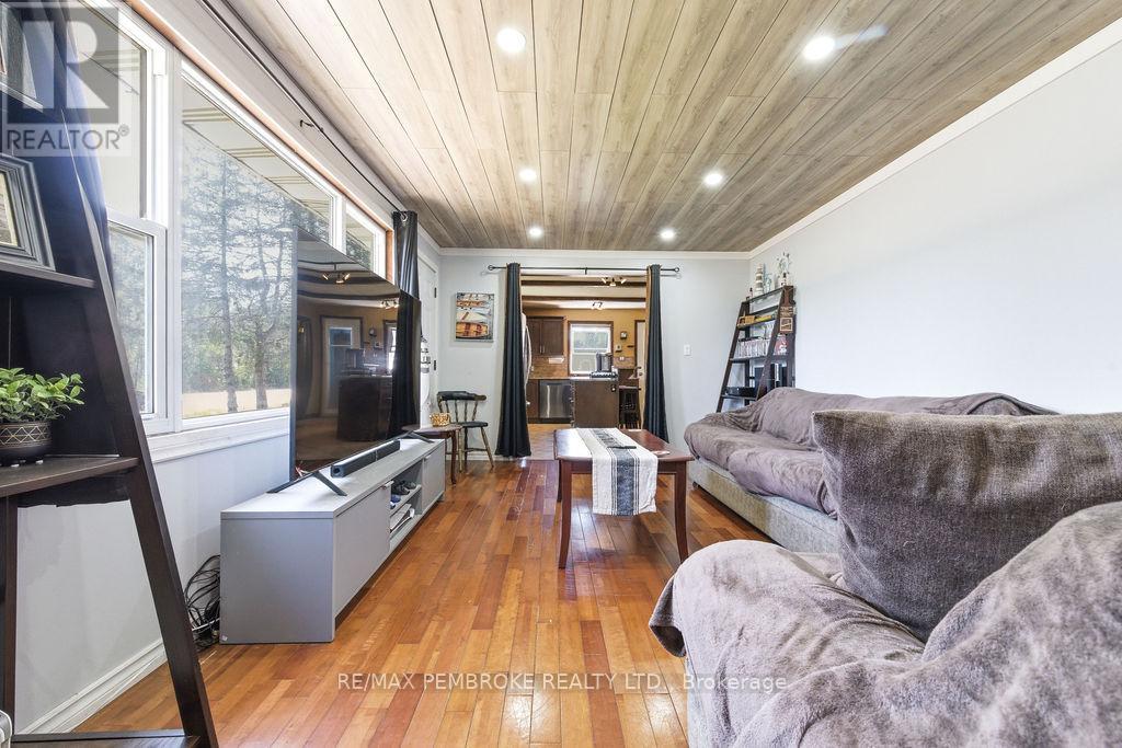 32323 17 Highway, Laurentian Hills, Ontario  K0J 1P0 - Photo 18 - X13138112