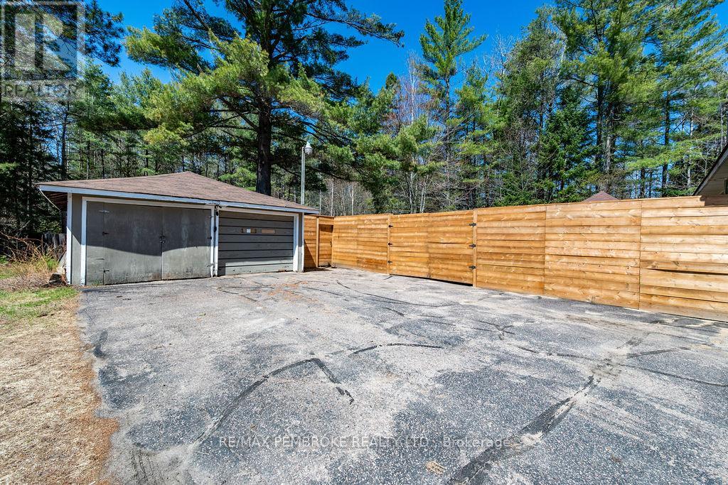 32323 17 Highway, Laurentian Hills, Ontario  K0J 1P0 - Photo 3 - X13138112