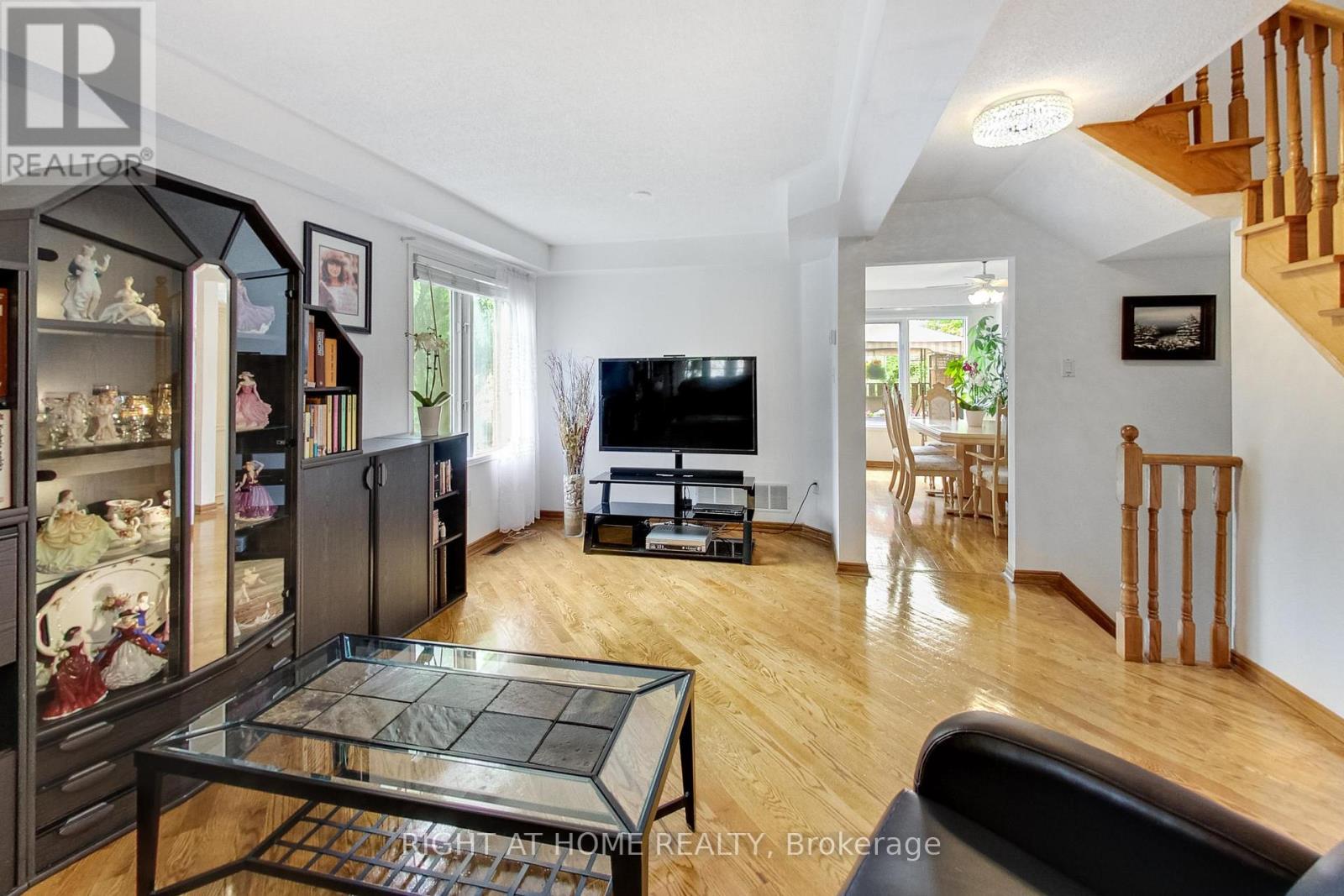 28 Foxtail Ridge, Newmarket, Ontario  L3X 1Z6 - Photo 4 - N13138094