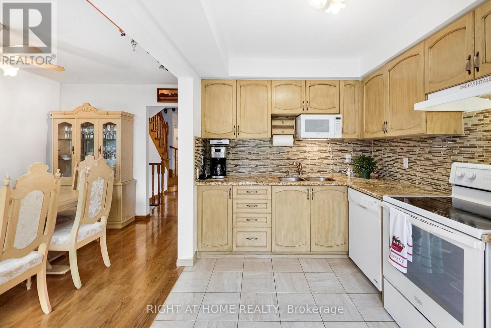 28 Foxtail Ridge, Newmarket, Ontario  L3X 1Z6 - Photo 6 - N13138094