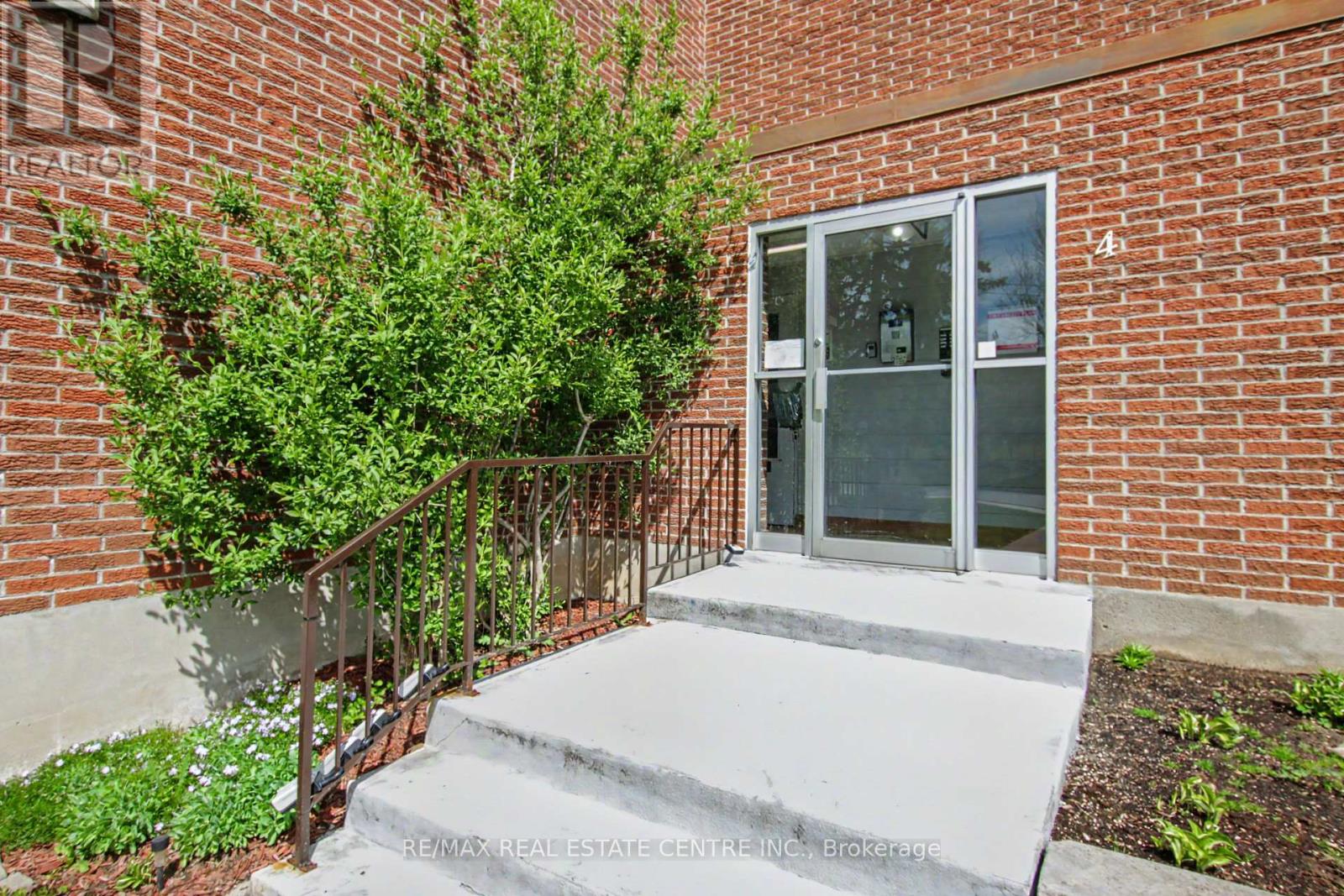 105 - 4 Avalon Place, Kitchener, Ontario N2M 4N6 - Photo 3 - X13138104