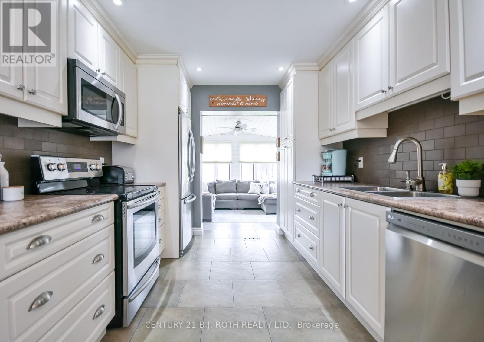 11 Pepler Place, Barrie, Ontario  L4N 5E3 - Photo 4 - S13138120