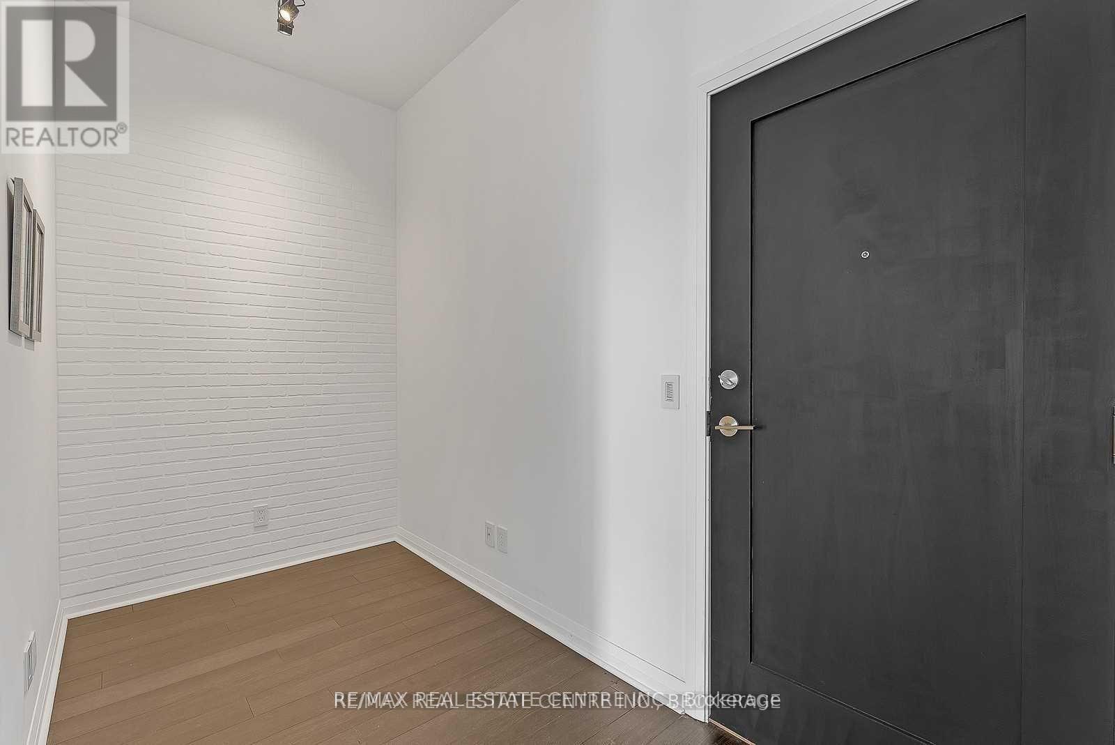 401 - 75 Eglinton Avenue W, Mississauga, Ontario  L5R 1B2 - Photo 3 - W13138122