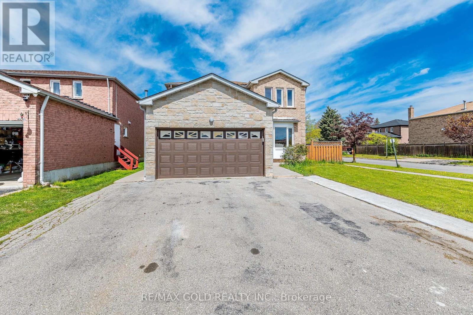 92 Moffatt Avenue, Brampton, Ontario  L6Y 4K8 - Photo 2 - W13135746