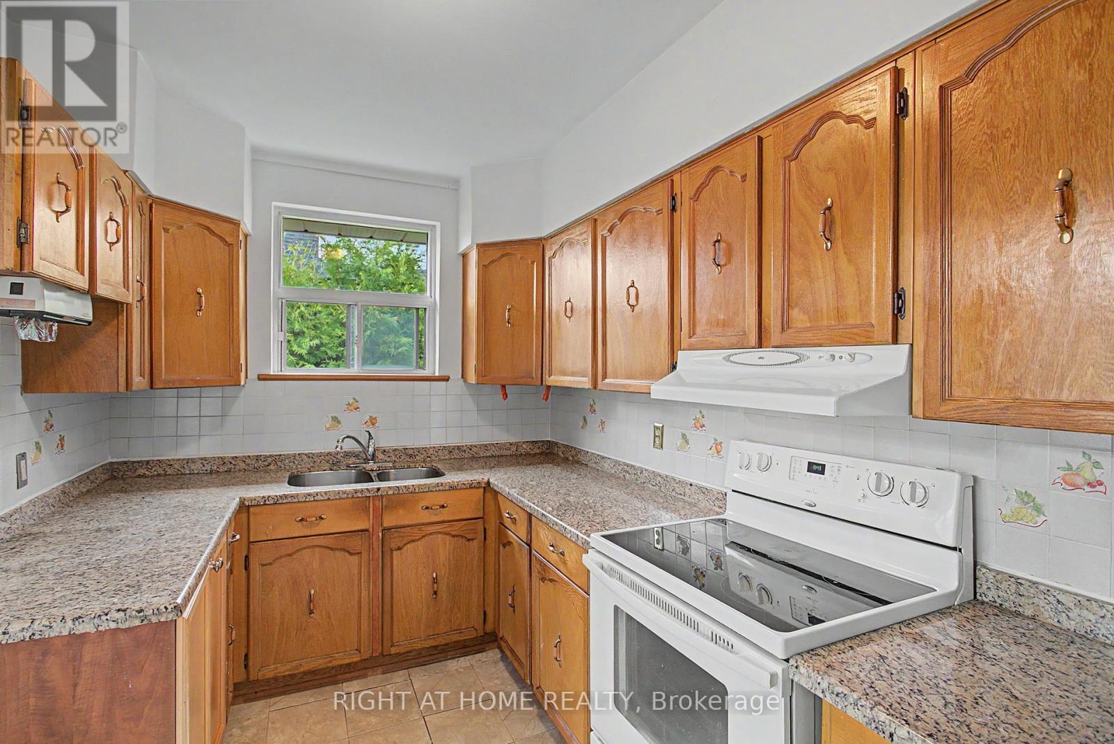 89 Newton Drive, Toronto, Ontario  M2M 2N2 - Photo 12 - C13138180