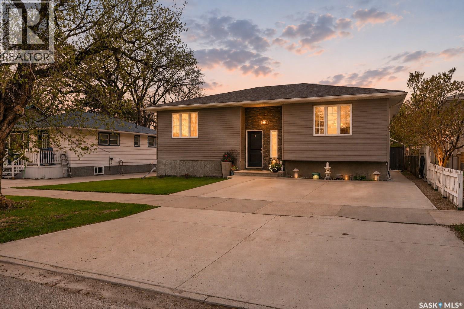1048 6th Avenue Nw, Moose Jaw, Saskatchewan  S6H 4A4 - Photo 1 - SK036208