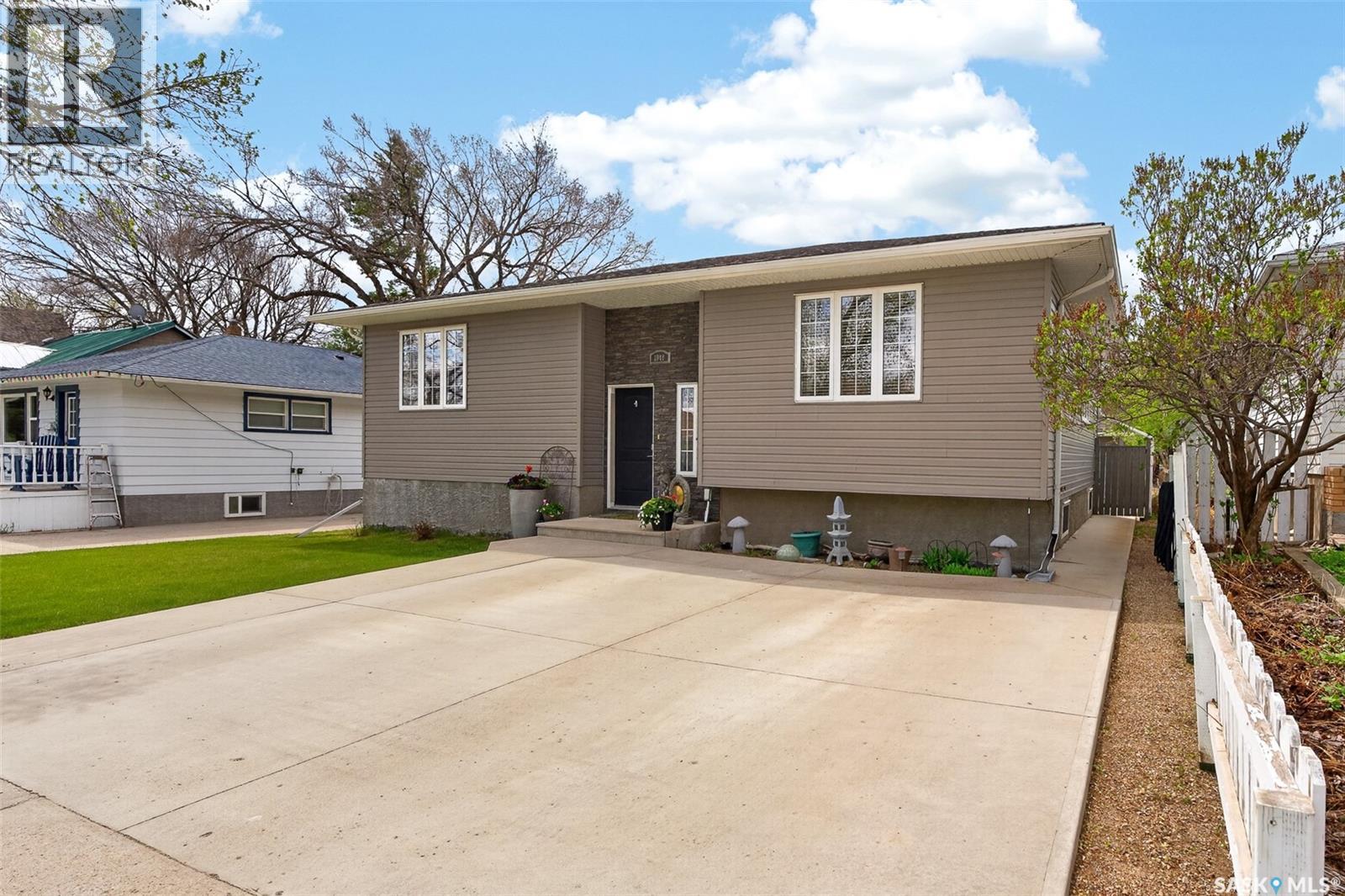 1048 6th Avenue Nw, Moose Jaw, Saskatchewan  S6H 4A4 - Photo 2 - SK036208