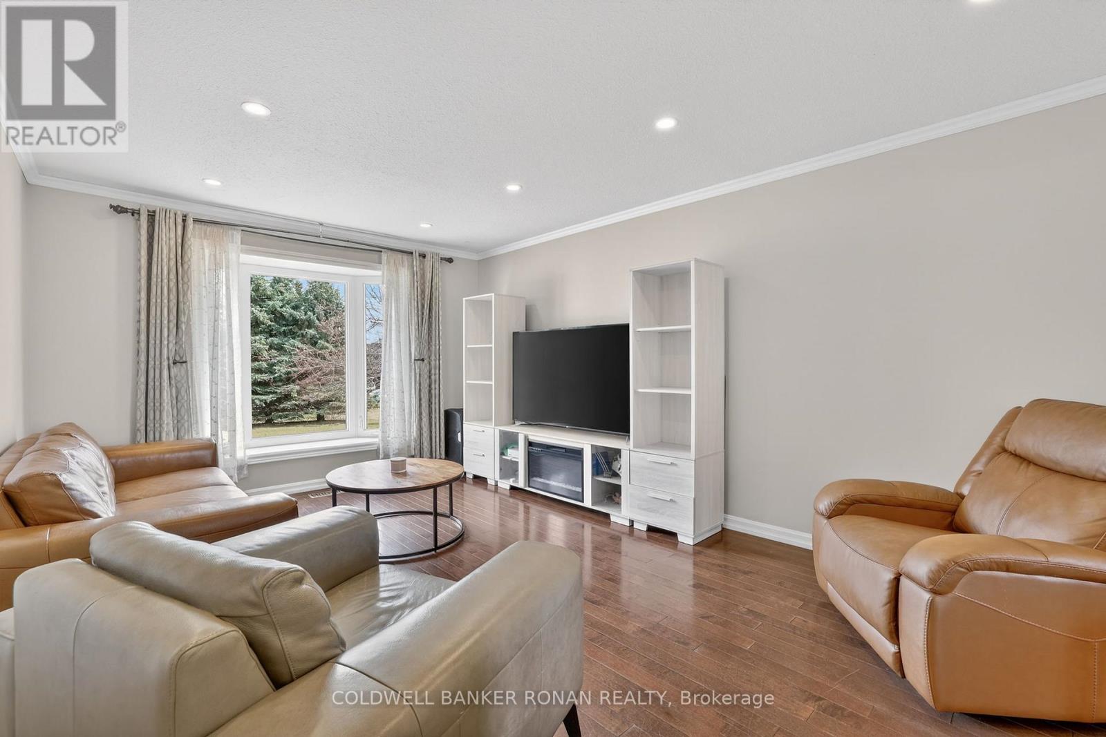 10 Catherine Street, Adjala-Tosorontio, Ontario  L0G 1L0 - Photo 3 - N12930922