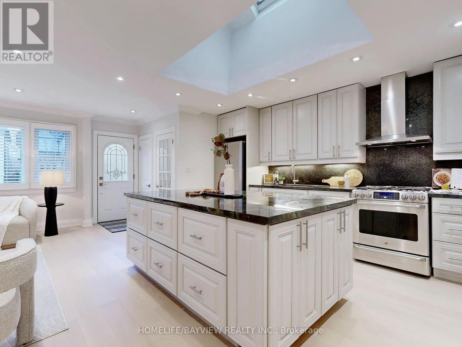 1607 Woodbine Heights Boulevard, Toronto, Ontario  M4B 3A3 - Photo 4 - E13113138